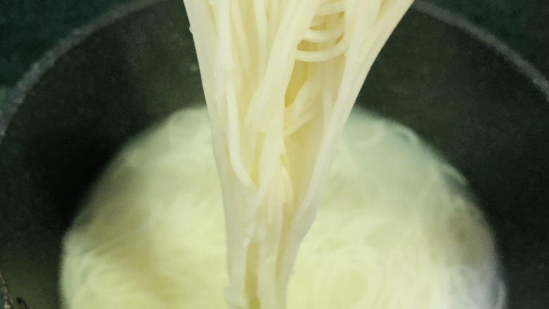 麻酱凉面,大概煮3分钟,夹起