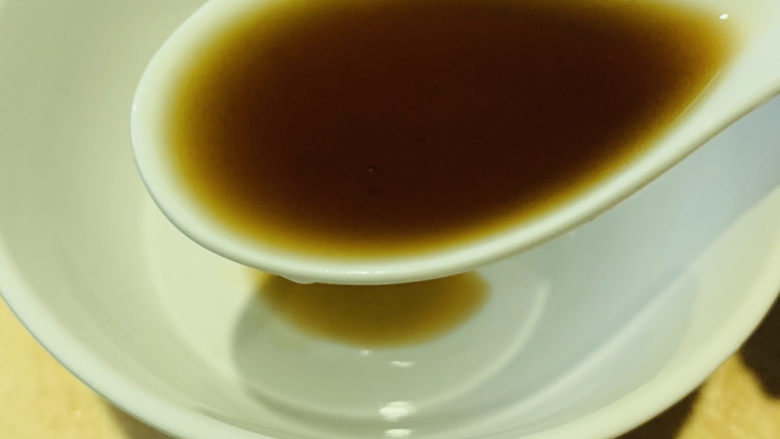 茄子烧带鱼,开始调料汁,一勺<a style='color:red;display:inline-block;' href='/shicai/ 718'>料酒</a>