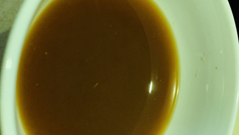 茄子烧带鱼,加半碗清水,搅拌均匀料汁
