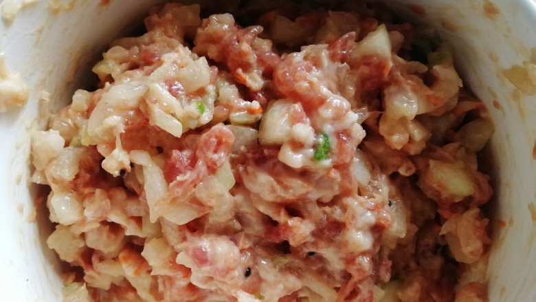 三鲜小馄饨,放入磷虾,放半小勺盐搅拌均匀。
