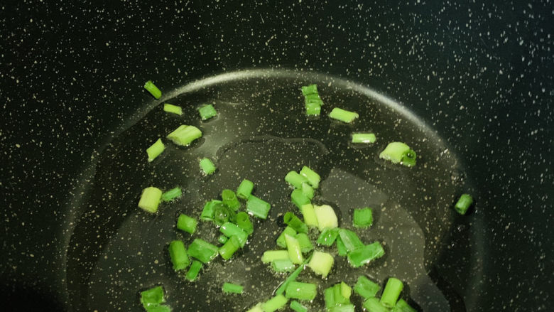 茄子烧带鱼,锅加食用油,加葱粒,将葱粒炒出香味