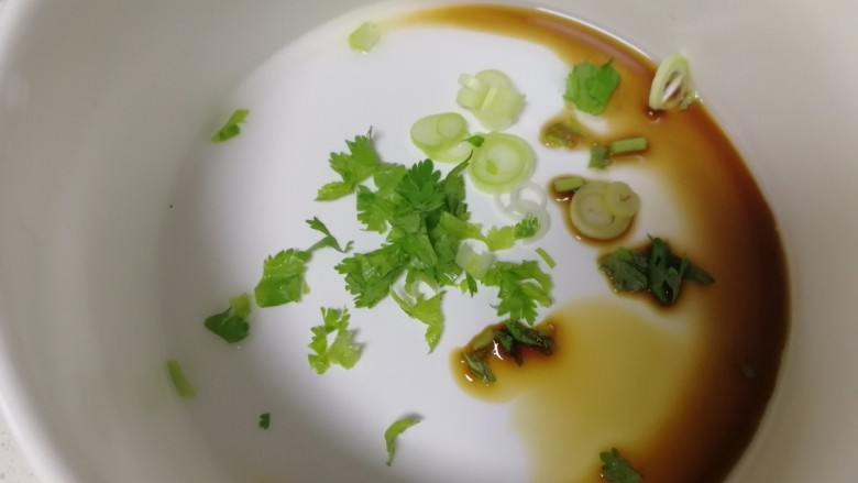 三鲜小馄饨,碗里放入葱花、香菜末,少许酱油,一点香醋。