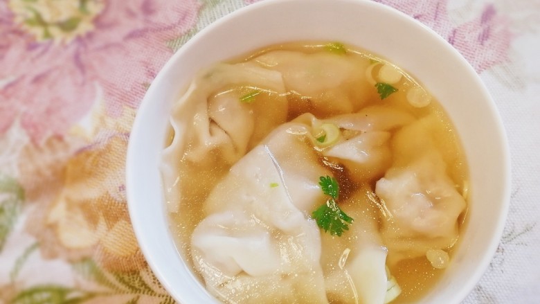 三鲜小馄饨,放入煮好的馄饨,加入适量煮馄饨的水。