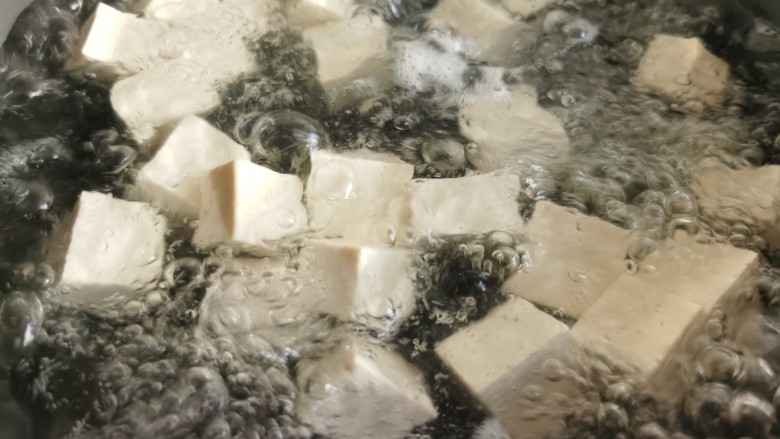 鸭血豆腐,豆腐放入锅中焯水,捞出控水备用。