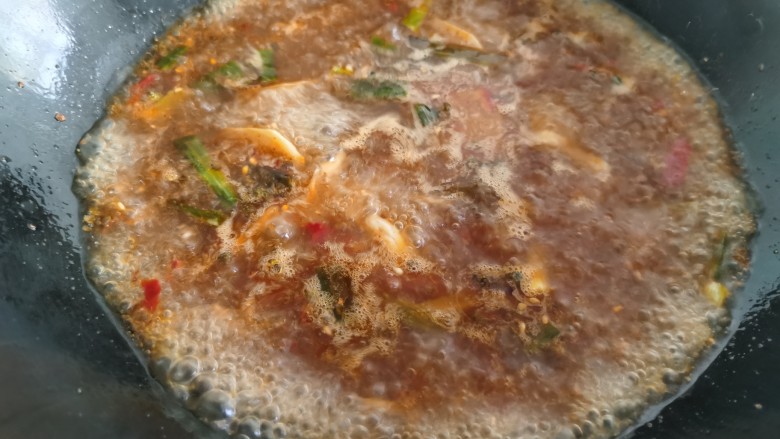 鸭血豆腐,加入适量的清水烧约两分钟,当锅里调料的味道充分释放出来后,用漏勺把里面的花椒、姜、蒜滤出,只留下汤汁。