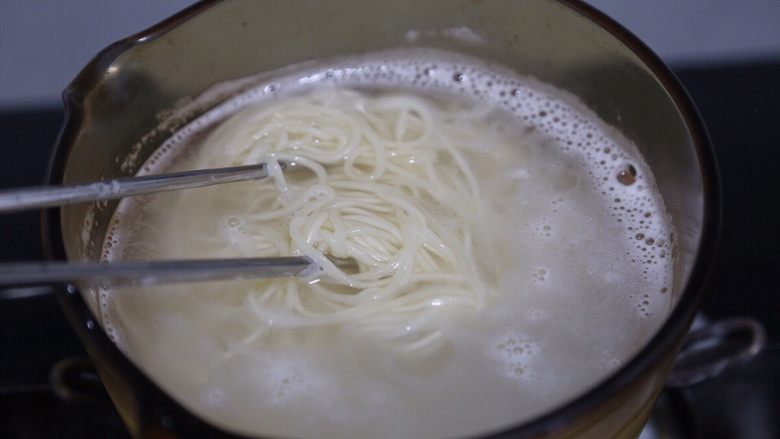 麻酱凉面,锅里烧开水,放入<a style='color:red;display:inline-block;' href='/shicai/ 526'>面条</a>煮熟
