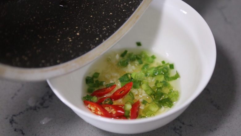 麻酱凉面,将油烧至冒烟,淋入葱姜蒜碗中