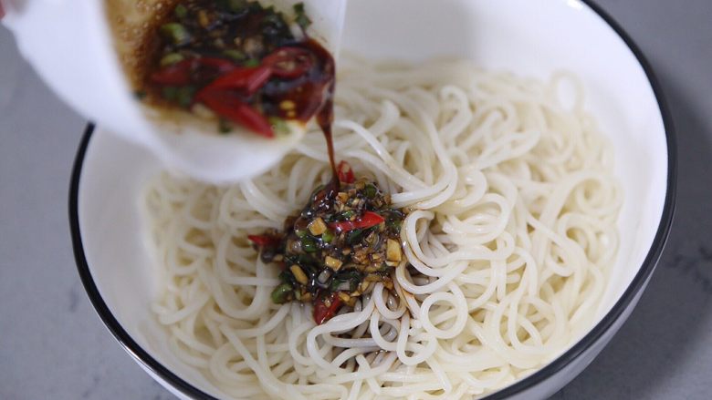 麻酱凉面,接着倒入面条碗中,拌匀