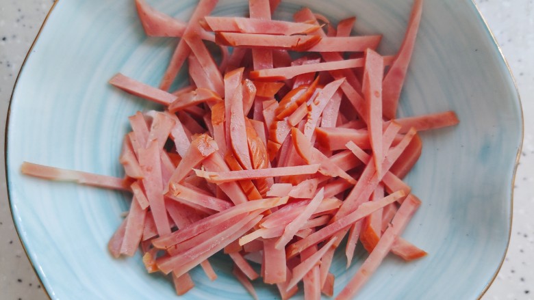 麻酱凉面,这期间我们把<a style='color:red;display:inline-block;' href='/shicai/ 6913'>烤肠</a>切成丝