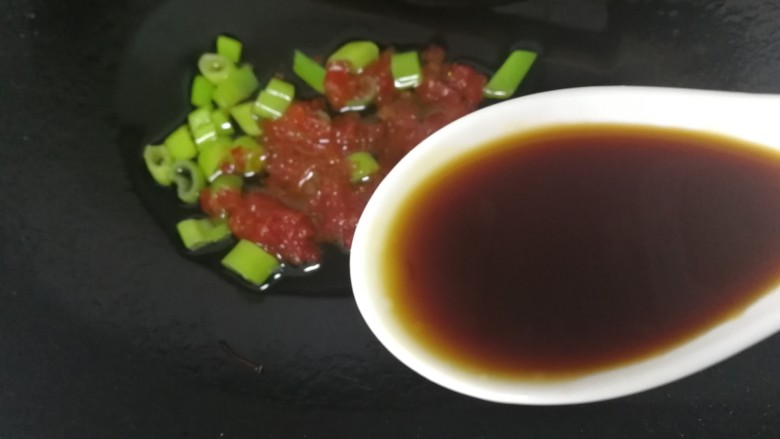 鸭血豆腐,加一汤匙<a style='color:red;display:inline-block;' href='/shicai/ 788'>生抽</a>。