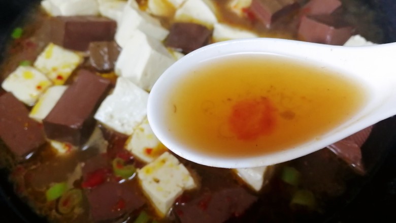 鸭血豆腐,放一汤匙<a style='color:red;display:inline-block;' href='/shicai/ 718'>料酒</a>。