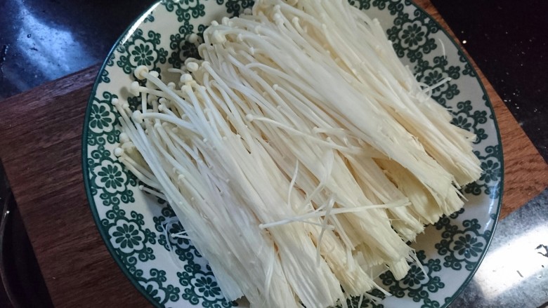 蒜蓉粉丝蒸金针菇,<a style='color:red;display:inline-block;' href='/shicai/ 234'>金针菇</a>洗净切尾部,撕开沥水备用