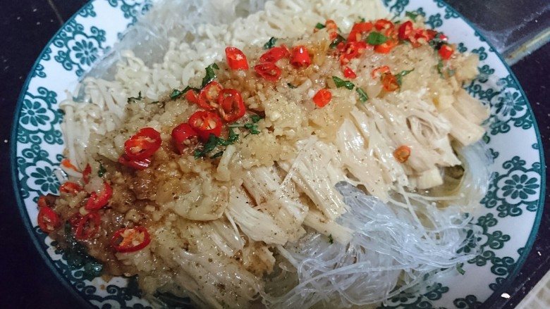 蒜蓉粉丝蒸金针菇,大火蒸15分钟后,淋上生抽撒上椒盐即可。