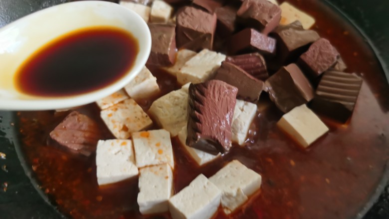 鸭血豆腐,然后加入豆腐和鸭血,倒入1勺<a style='color:red;display:inline-block;' href='/shicai/ 788'>生抽</a>。