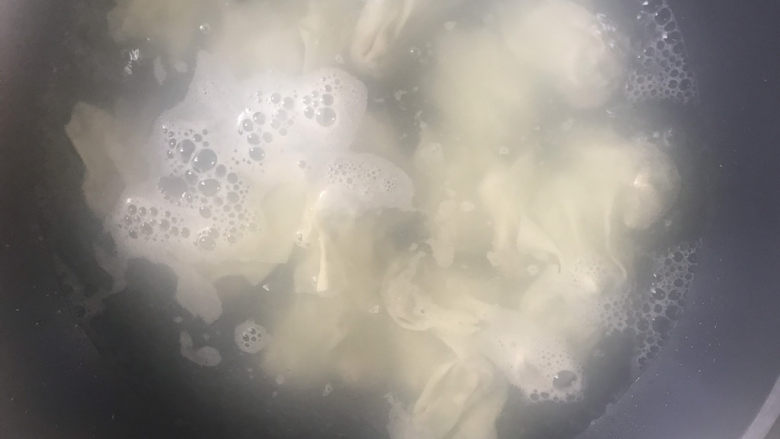 三鲜小馄饨,水烧开,下入馄飩