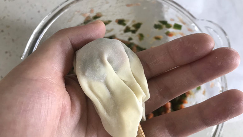 三鲜小馄饨,手松开,馄饨已经成形了,此时抽出筷子即可