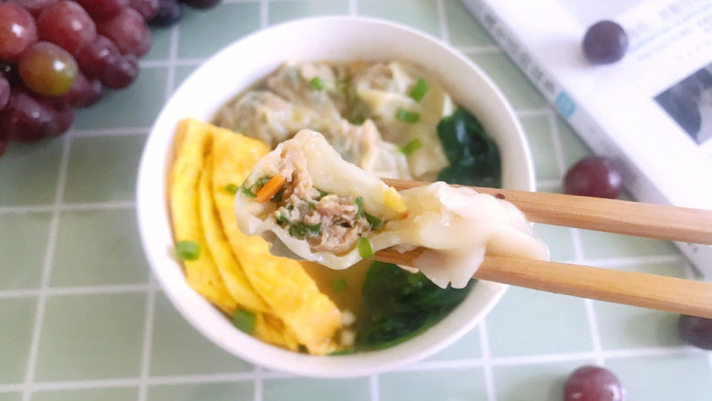 三鲜小馄饨,味道非常鲜美,俩孩子都喜欢吃,每人吃了一碗