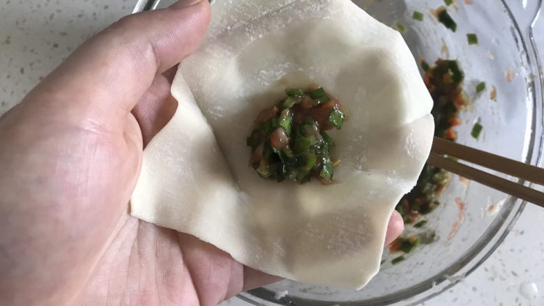 三鲜小馄饨,取一张馄飩皮,包入适量肉馅