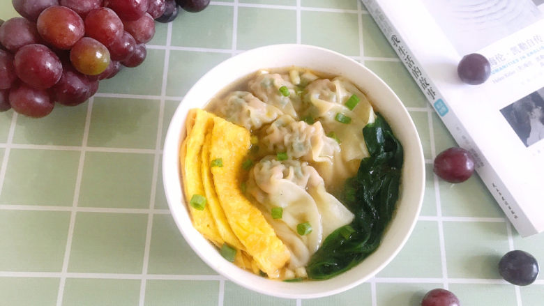 三鲜小馄饨,再舀入煮好的馄飩,鸡蛋饼,<a style='color:red;display:inline-block;' href='/shicai/ 3517'>青菜</a>即可食用!