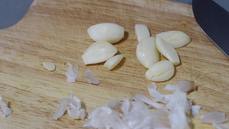 蒜蓉粉丝蒸金针菇,蒜拍碎,剥去外皮