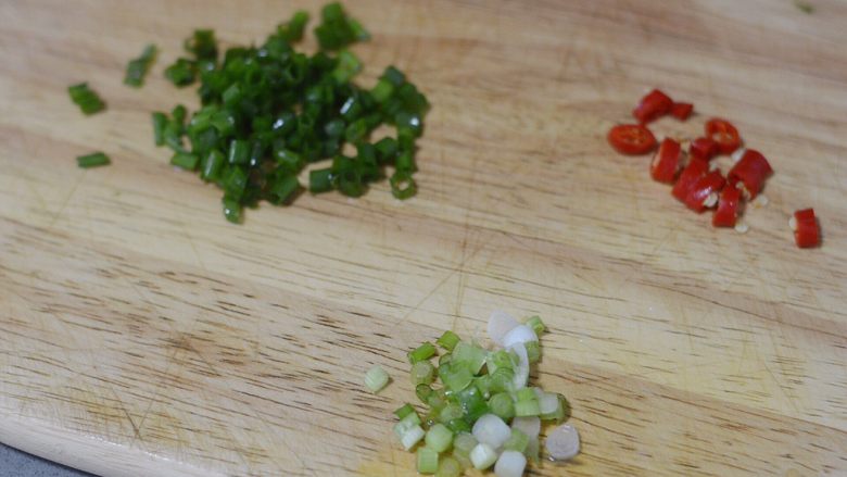 蒜蓉粉丝蒸金针菇,葱白葱绿分别切碎,小米辣切丁