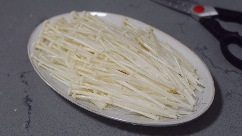 蒜蓉粉丝蒸金针菇,均匀的铺在粉丝上,待用