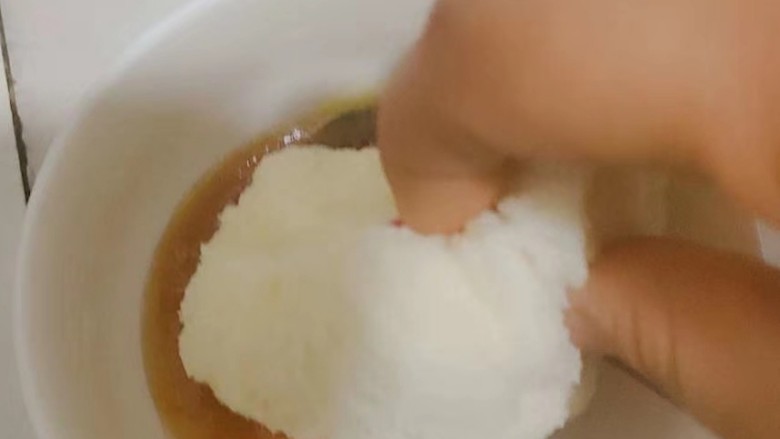 蜂蜜馒头,用馒头沾蜂蜜