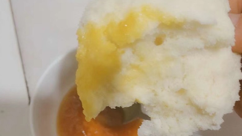 蜂蜜馒头,自家蜂蜜  时间有点久 已经开始结晶了