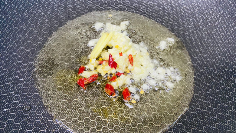 鸭血豆腐,起油锅放入姜丝、蒜末,干辣椒爆香