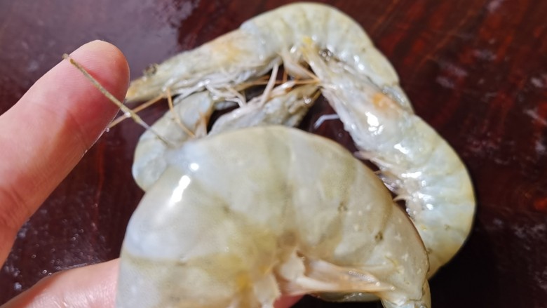 三鲜小馄饨,用一根牙签从虾的第三个关节插入(从虾头开始数起)轻轻挑出虾线,然后剥掉虾壳,冲洗干净。