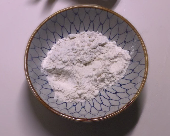 香辣梭子蟹,准备一些面粉,梭子蟹断面粘面