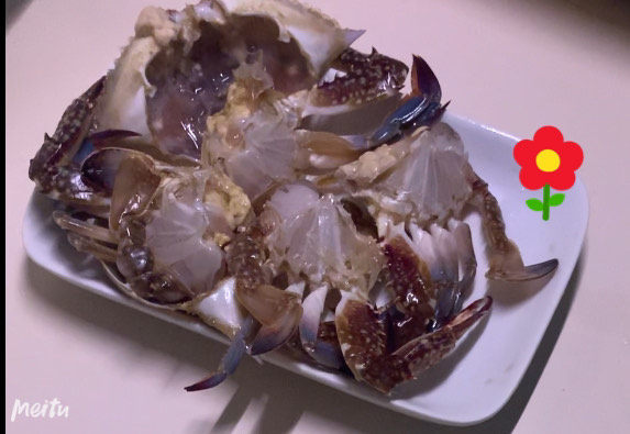 香辣梭子蟹,中间断开,控干水份备用