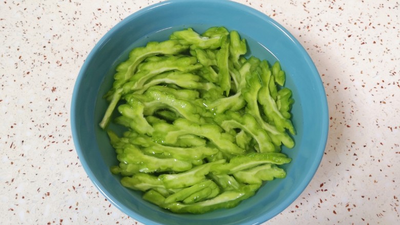 蛋黄焗苦瓜,用淡盐水浸泡10分钟。