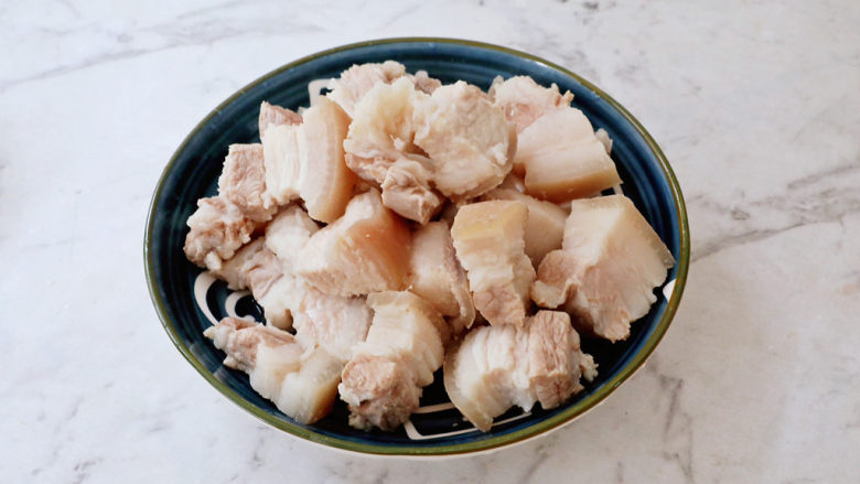 笋干红烧肉,捞出用清水冲洗干净,控干水分备用