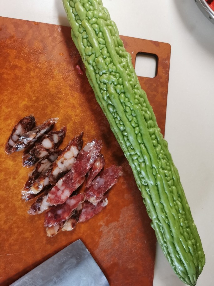 苦瓜炒腊肉,广式腊肉(腊肠)切薄片。