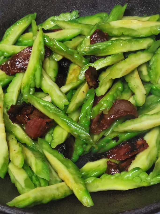苦瓜炒腊肉,放苦瓜一齐炒,洒少许<a style='color:red;display:inline-block;' href='/shicai/ 718'>料酒</a>。