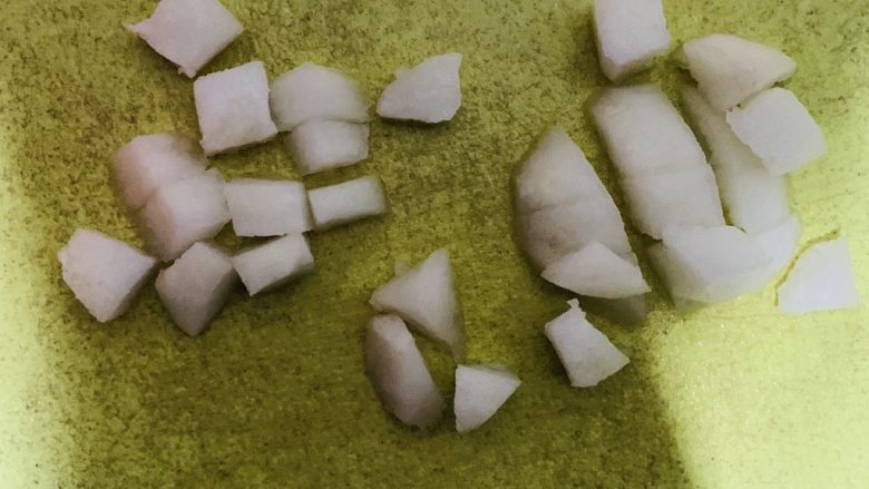 其貌不扬内含惊喜水果捞,雪梨切小块。