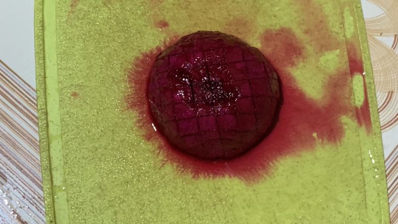 其貌不扬内含惊喜水果捞,火龙果切小块。