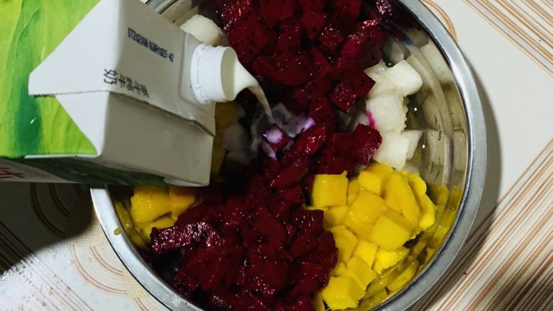 其貌不扬内含惊喜水果捞,全部果肉放入碗里。
