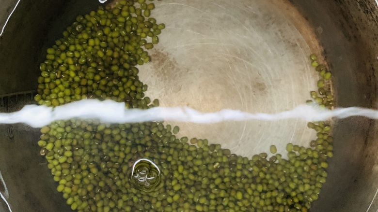 其貌不扬内含惊喜水果捞,加入15倍清水。