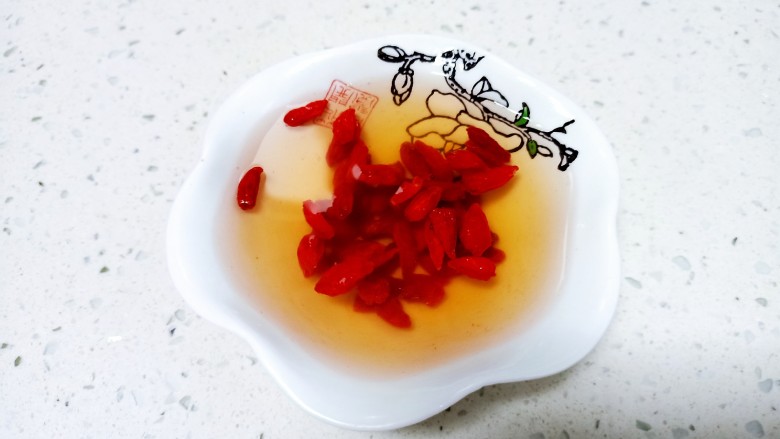 山药枸杞粥,加入清水