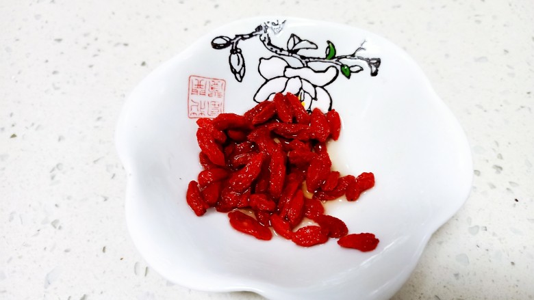 山药枸杞粥,淘洗干净