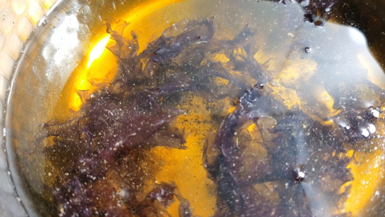 三鲜小馄饨,如果没有煮鸡汤或骨汤,就用小锅做个简单的馄饨汤:锅里加水,放入少许<a style='color:red;display:inline-block;' href='/shicai/ 273'>紫菜</a>,再加点生抽,醋、胡椒粉烧开,关火后倒入少许香油,撒上点葱花或香菜,简单的馄饨汤就成了。