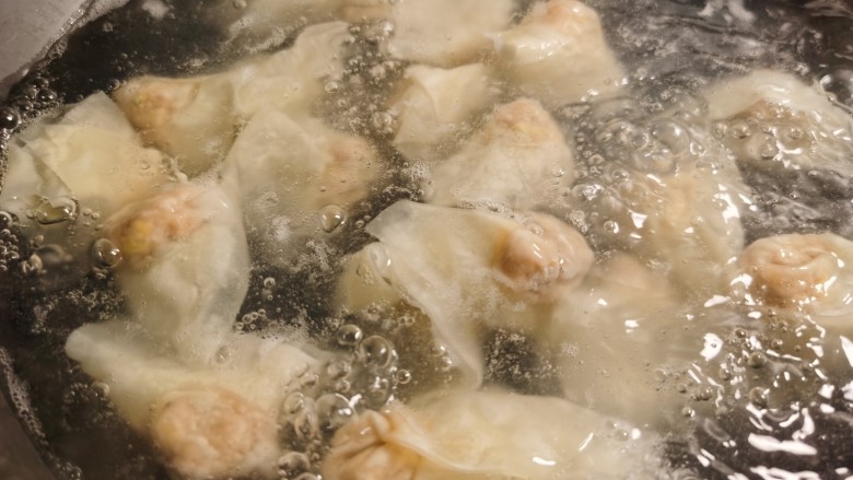 三鲜小馄饨,准备工作都已做好,开始煮馄饨咯~~煮锅加水烧开,放入包好的馄饨煮熟。