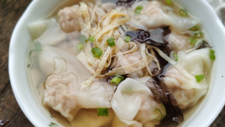 三鲜小馄饨,浇上做好的馄饨汤,放入少许蛋皮丝即可。