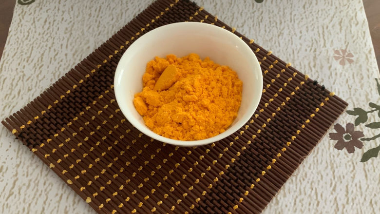 蛋黄焗苦瓜,把蛋黄粉倒入碗中,备用