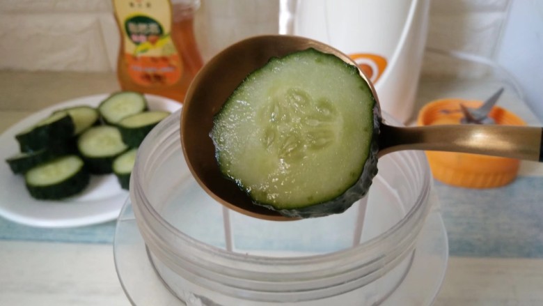 青瓜蜂蜜水,切好的青瓜片,放入料理杯中