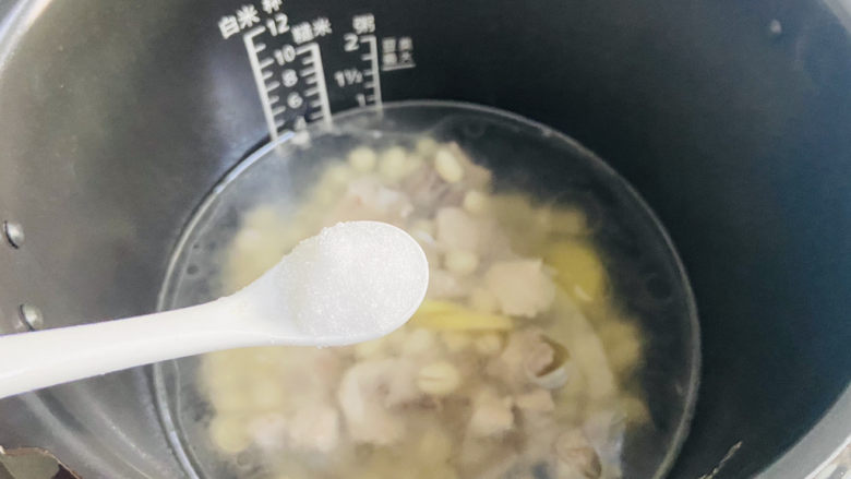 花生猪骨汤,时间到,加入1小茶匙盐