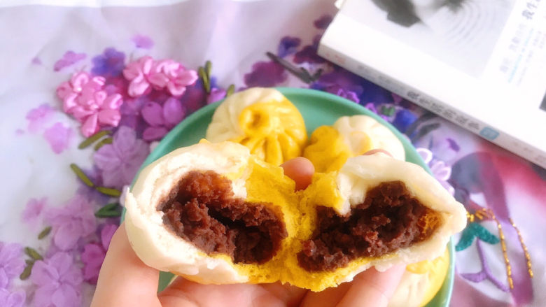 双色豆沙包,掰开,豆沙香味扑鼻,皮薄馅足