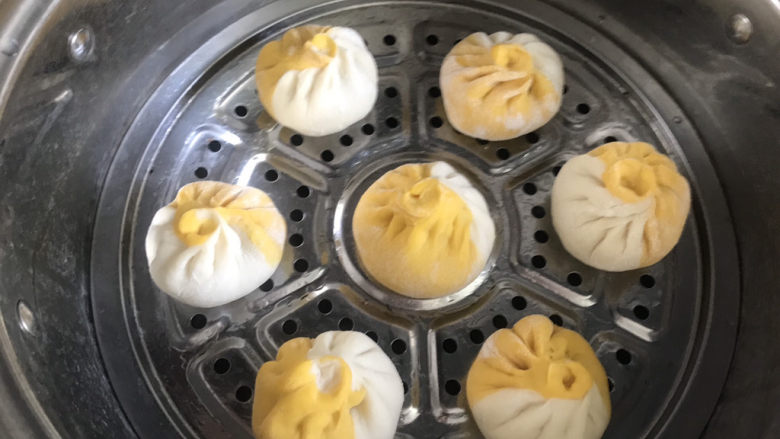 双色豆沙包,醒发好后,水(提前烧开)开上锅蒸20分钟,中途不能开盖